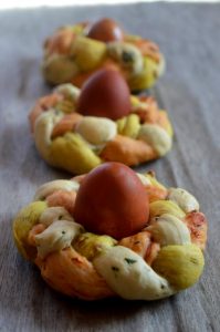 Ein toller und leckerer Hingucker auf der Oster-Festtafel. Dreifarbiger Hefeteig mit getrockneten Tomaten, Bärlauch und Röstzwiebeln.