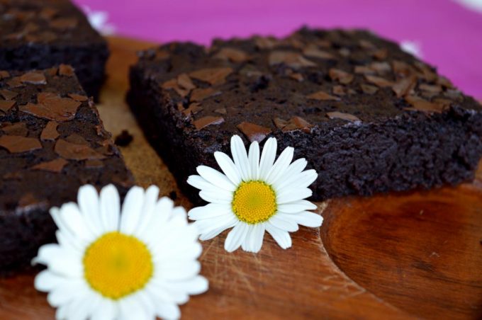 Die schnellen Brownies sind super einfach gemacht und schmecken wahnsinnig saftig und lecker.