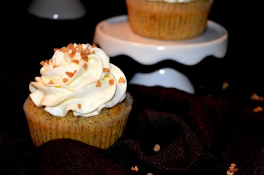 Diese Cupcakes haben Haselnüsse im Teig. Getoppt sind sie mit einer lockeren Sahnecreme! Perfekt!