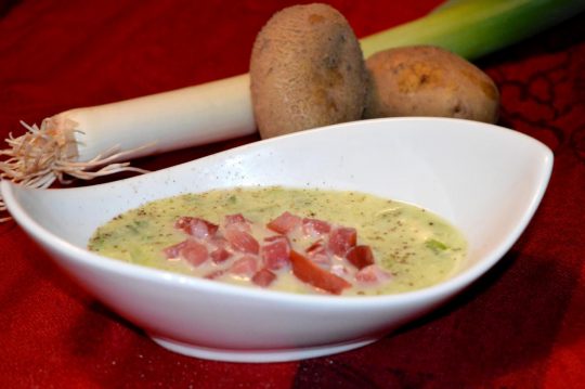Die Lauch-Kartoffel-Suppe ist einfach und schnell gemacht. Mit wenigen Zutaten kreiert ihr eine leckere Suppe.