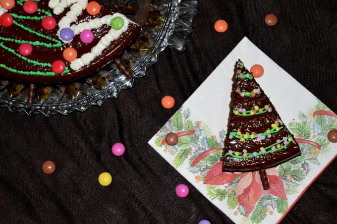 Der Tannenbaumkuchen besteht aus einem einfachen Schokoladenkuchen dekoriert als kleine Tannenbäume. Perfektes Dessert für Weihnachten.