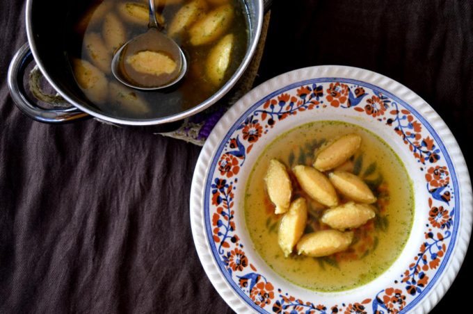 Die Grießklöschensuppe zählt wohl zu den absoluten Klassikern unter den Suppen. Sie ist einfach und schnell gemacht, schmeckt aber trotzdem super lecker.