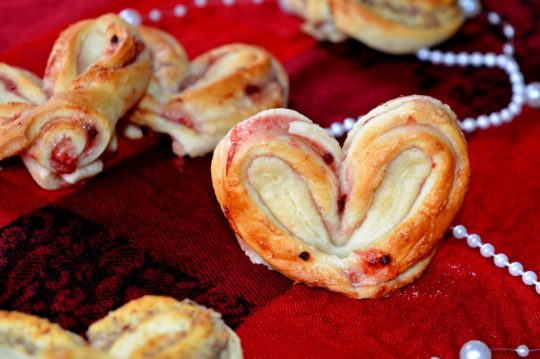 Die Valentinsherzen sind ein perfekter Mix auf fluffigem Hefeteig und leckerer Marmelade! Sie sind einfach gemacht, sehen dennoch super aus!