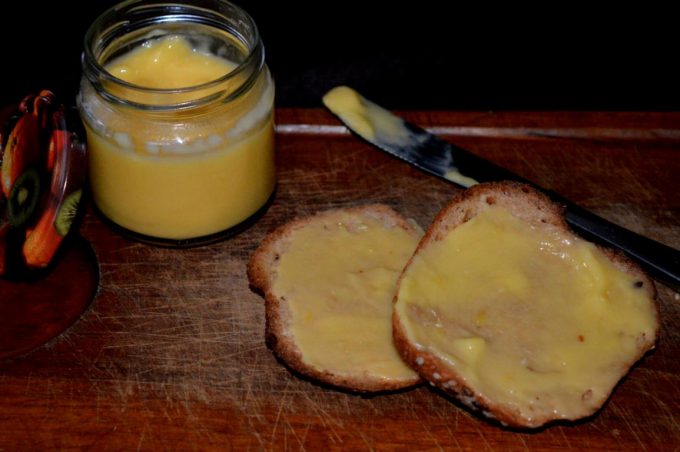Orangencurd ist ein fruchtiger, cremiger Brotaufstrich aus Orangen. Perfekt fürs Frühstück oder auch zum Backen!