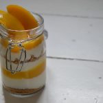 Pfirsich-Amarettini-Dessert im Glas