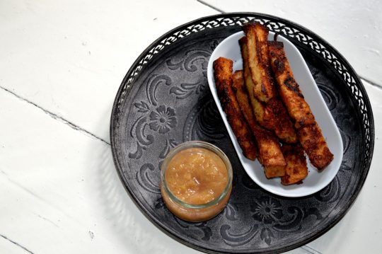 Diese French Fries sind eigentlich French Toast. Gedippt in selbstgemachtes Rhabarberkompott ein Hochgenuss.