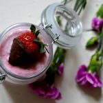 Erdbeer-Walnuss-Dessert im Glas