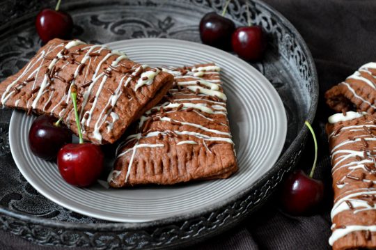 Schoko-Kirsch-Taschen sind zwar etwas aufwendiger in der Herstellung, die Zeitinvestition lohnt sich aber allemal.