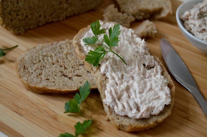 Schwäbisches Brot ist ganz einfach und schnell gemacht. Zusammen mit einem einfachen Thunfisch-Aufstrich sind alle Gäste begeistert.