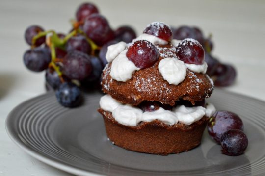 Diese Schokomuffins mit Trauben passen nicht nur perfekt zur Jahreszeit, sie sind auch einfach gemacht.