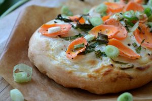 Fladenbrot mit Schmand und Karotte
