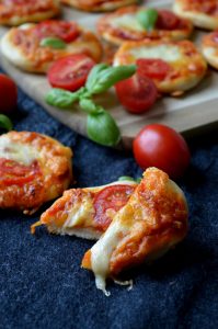 Mini Pizza selbst gemacht mit Tomaten und Mozzarella als Fingerfood