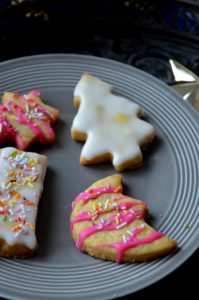 Einfache Weihnachtsplätzchen mit Zuckerguss