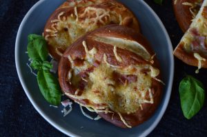 Brezel mit Käse und Schinken überbacken