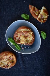 Super einfache Brezel mit Käse und Schinken überbacken