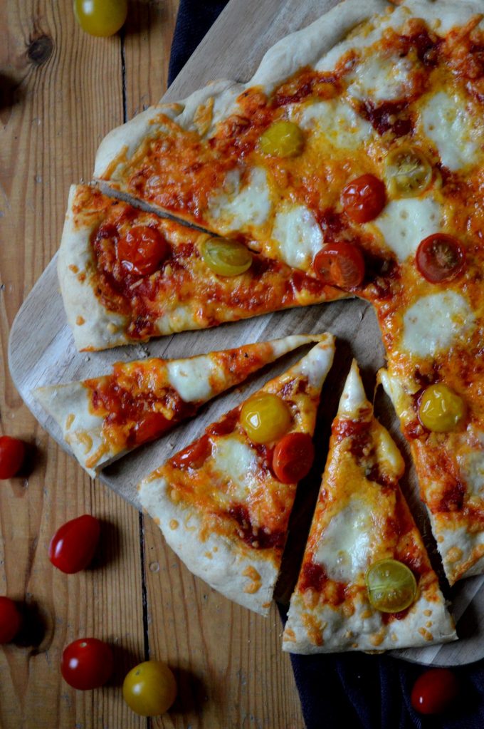 Pizza mit Mozzarella, Cheddar und Tomaten aufgeschnitten - Sarah&amp;#39;s BackBlog
