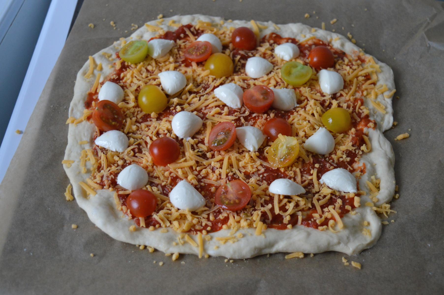 Pizza mit Mozzarella, Cheddar und Tomaten vor dem Backen - Sarah&amp;#39;s BackBlog