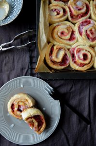 Hefeschnecken mit Himbeeren