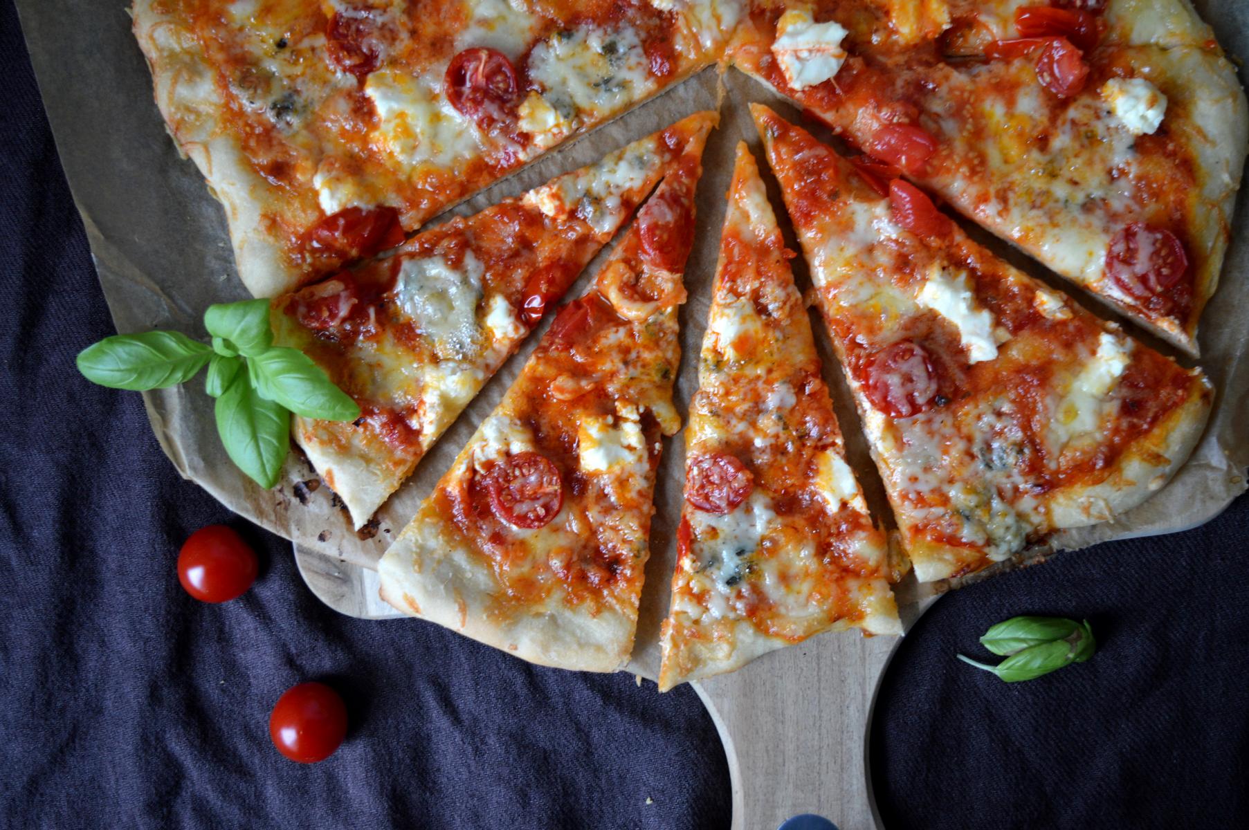 Vier-Käse-Pizza mit Gorgonzola, Frischkäse, Mozzarella und Parmesan ...