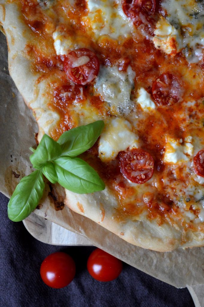 Vier-Käse-Pizza mit Gorgonzola, Frischkäse, Mozzarella und Parmesan