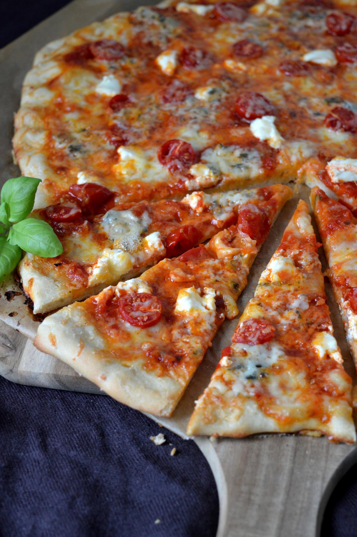 Vier-Käse-Pizza mit Gorgonzola, Frischkäse, Mozzarella und Parmesan