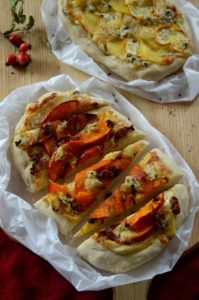Fladenbrot mit Blauschimmelkäse Fourme d'Albert